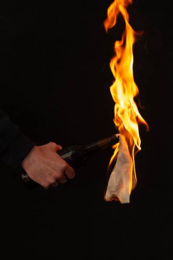 Siyah arka planda yanan şişenin yakın plan görüntüsü