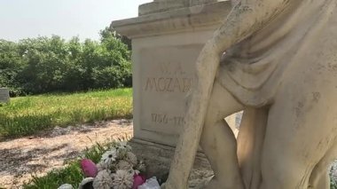 Kederin ve sanatın sembolü - Wolfgang Mozart 'ın mezarı; Avusturya, Viyana, 10 Haziran 2025