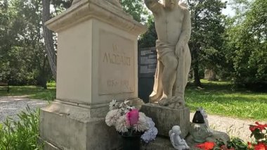 Mezarlıkta besteci Mozart 'ın tarihi anıtı; Avusturya, Viyana, 10 Haziran 2025