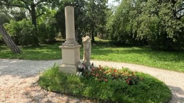 Mozart 'ın Viyana' daki yeşil ve çiçeklerle çevrili eski mezarlığı; Avusturya, Viyana, 10 Haziran 2025.