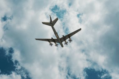 Dört pervaneli Rus bombardıman uçağı silueti.