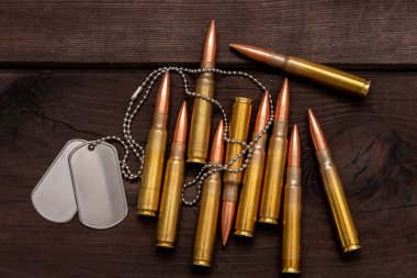 Paralı asker ve askerlik kavramını sembolize eden karanlık bir geçmişe karşı askeri rozet ve gerçek mühimmat çekimleri