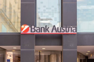 Avusturya Bankası logosu ve ismi modern bir binanın mermer duvarına yakın plan, Avusturya, Viyana, 27 Haziran 2025.