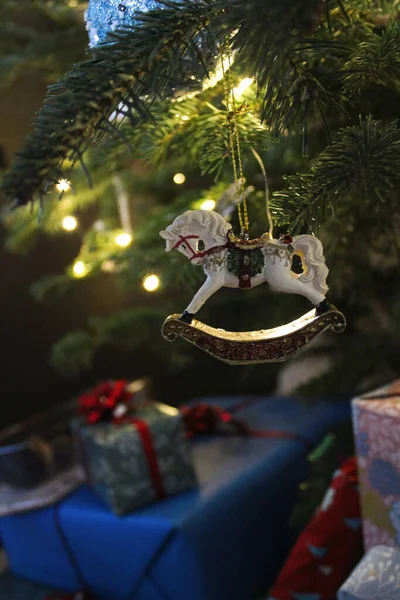 Noel ağacı, oyuncaklar ve hediyeler.