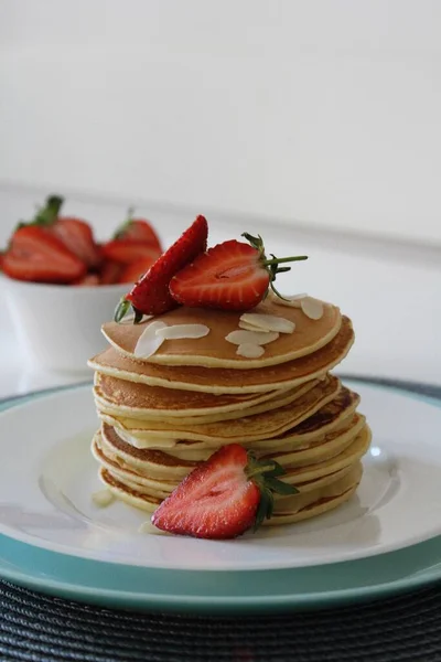 Sağlıklı kahvaltıda çilekli krep.