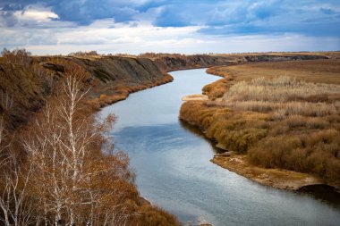 Ishim Nehri bir nehir yatağı, bir sonbahar manzarası. Yüksek kalite fotoğraf