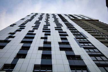 Kırmızı ve sarı tuğladan yapılmış yeni modern konut binaları. Orta katlı konut binası. Yüksek kalite fotoğraf