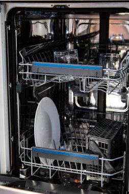 Mutfakta bulaşık makinesi var, bulaşıkları yıkıyor. Tabaklar, fincanlar, bardaklar yıkanmaya değer. Ev işleri, günlük hayat. Yüksek kalite fotoğraf