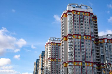 Kırmızı ve sarı tuğladan yapılmış yeni modern konut binaları. Orta katlı konut binası. Yüksek kalite fotoğraf