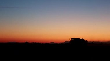Özel bir traktör tarlaları yabani otlardan püskürtüyor, tarlaları yakından püskürtüyor. Yüksek kalite fotoğraf