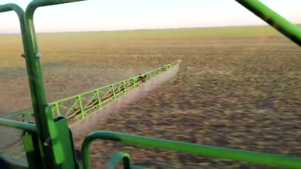 一辆特殊的拖拉机将杂草喷洒在田野上 近距离喷洒在田野上 高质量的照片 — 图库视频影像
