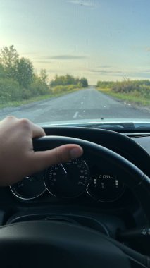 Yolda direksiyon sallayan bir adam. Ulaşım, güvenlik, dikkatli sürüş, yaşam tarzı ve trafik konsepti. Yüksek kalite fotoğraf