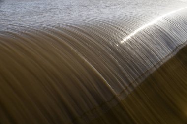 Su rezervuarına bahar boşalması. Yüksek kalite fotoğraf