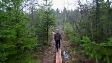 Doğada yürüyen ya da koşan bir adam