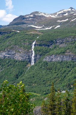 Norveç, dağlardaki şelalenin manzara fotoğrafı
