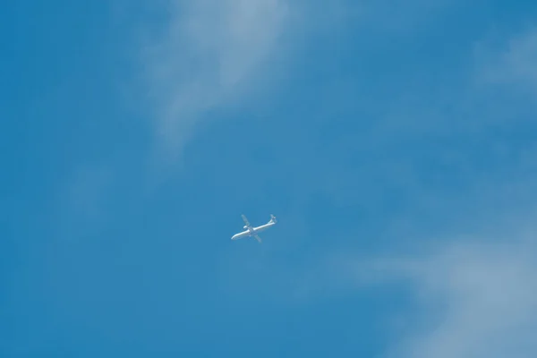 Gökyüzündeki Bir Uçağın Fotoğrafı Bulutlu Bir Hava — Stok fotoğraf