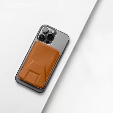 Yukarıdan gelen telefon beyaz desenli arka plan, çapraz çizgi