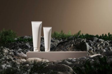 Platformda iki beyaz kozmetik tüp, çakıl ve küçük bitkiler. 3d oluşturma
