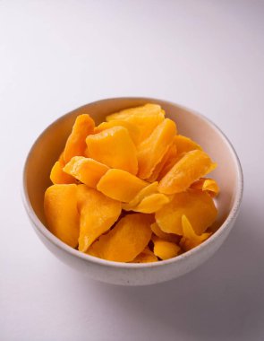 Bir kasede taze mango.