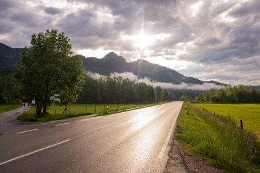 Arkaplanda Wendelstein Dağı 'ndaki yol