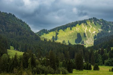 Dağları ve bulutları olan güzel bir manzara