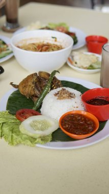 Nasi lemak, geleneksel Malezya yemeği ve pirinç.