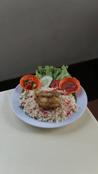 Tayland Restoranında Tavuklu Sebzeli Pilav — Stok fotoğraf