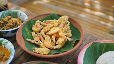 Kızarmış pilav ve karides, Tayland mutfağı.