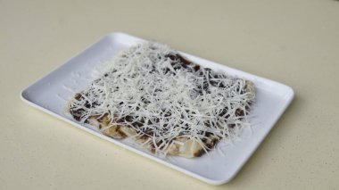 Beyaz arka planda bir kasede çiğ pirinç.