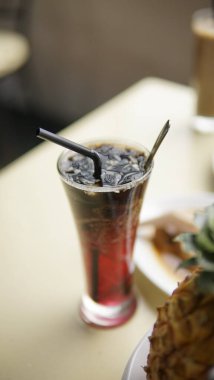 Buz küplü soğuk bir bardağa yaklaş.