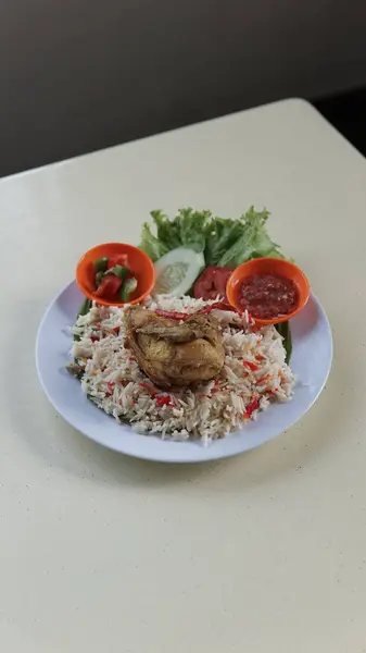 Lezzetli Sağlıklı Yiyecekler Tavuklu Sebzeli Bir Tabak Pirinç — Stok fotoğraf