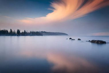 Gölün üzerinde güzel bir gün batımı