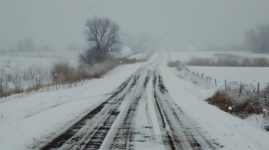 Kırsalda kış yolu, yolda kar, kışın arazi.