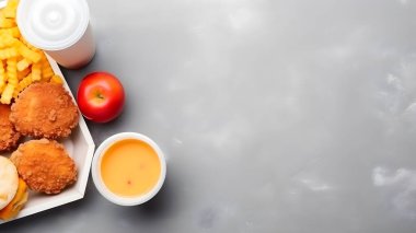 Fast food. Tavuk nugget, patates kızartması ve sos.