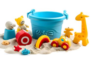 Beyaz arka planda izole edilmiş kumdaki çocuk oyuncakları. Studi