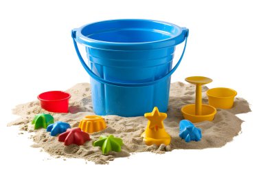 Beyaz arka planda kumda çocuk oyuncakları