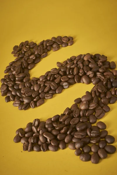 Kaffeebohnen Und Der Buchstabe Kaffee Auf Gelbem Hintergrund — Stockfoto