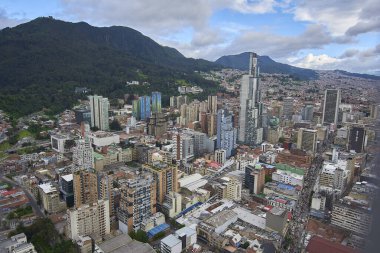 Kentsel Uyum: Colpatria Kulesi 'nin güneşe batırılmış manzarası, La Plaza Kültür La Santamaria ve İlçe Planetaryumu' nu gözler önüne seriyor. 