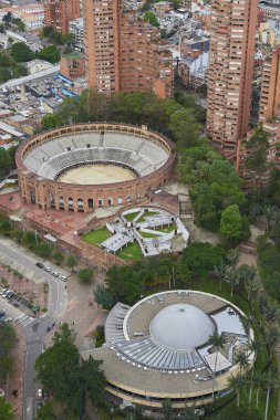 Kentsel Uyum: Colpatria Kulesi 'nin güneşe batırılmış manzarası, La Plaza Kültür La Santamaria ve İlçe Planetaryumu' nu gözler önüne seriyor. 