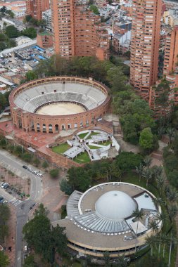 Kentsel Uyum: Colpatria Kulesi 'nin güneşe batırılmış manzarası, La Plaza Kültür La Santamaria ve İlçe Planetaryumu' nu gözler önüne seriyor. 