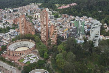 Kentsel Uyum: Colpatria Kulesi 'nin güneşe batırılmış manzarası, La Plaza Kültür La Santamaria ve İlçe Planetaryumu' nu gözler önüne seriyor. 