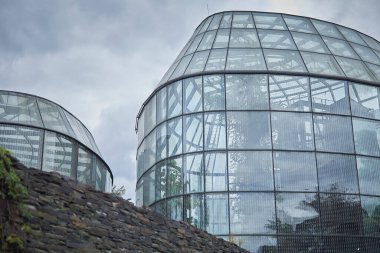 Tiflis şehrinde cam kubbe