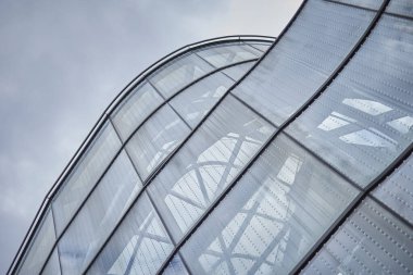 modern bir binanın cam çatı