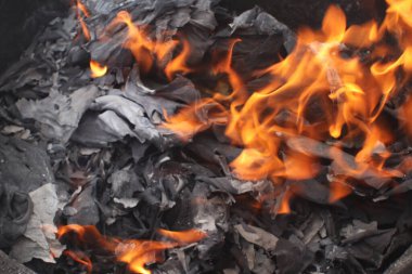 Metal fıçıda yanan kağıt. Çevre ve endüstri konsept fotoğrafçılığı.