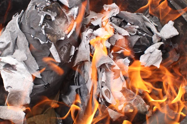 Papierowe Śmieci Płonące Popiół Beczce — Zdjęcie stockowe