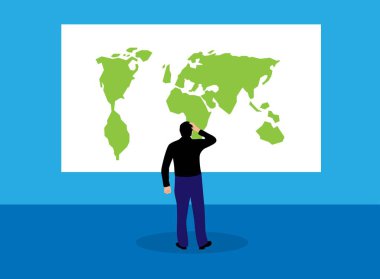 Duvarda asılı duran Dünya Haritasına bakan adam. Küresel ekonomi, iş ve ticaretteki eğilimleri izlemek