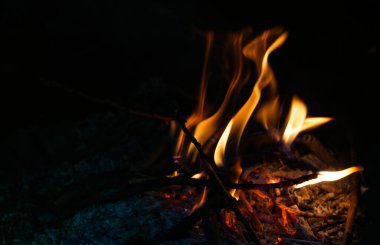                       Yanan bir ateş, yanan bir ateş...         