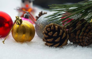                                Beyaz karda köknar oyuncakları var.