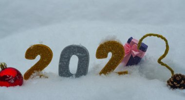                    Yeni yıl 2023, karın üzerindeki 2023 numara.            