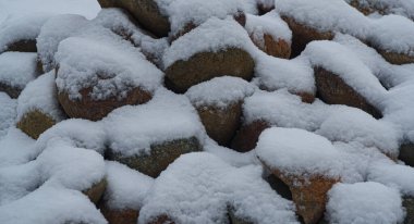                                Kar taşları kapladı, her çeşit taş karla kaplıydı.